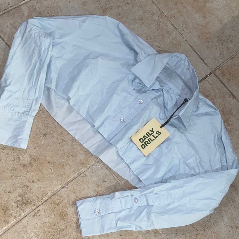 NWT Daily Drills Ultra Cropped Poplin Button Down in Blue - Picture 3 of 5